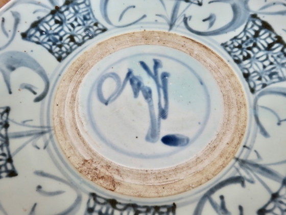 Image 1 of Ancien plat en porcelaine de Chine, dynastie Ming, Swatow, Zhangzhou, fin XVIIème