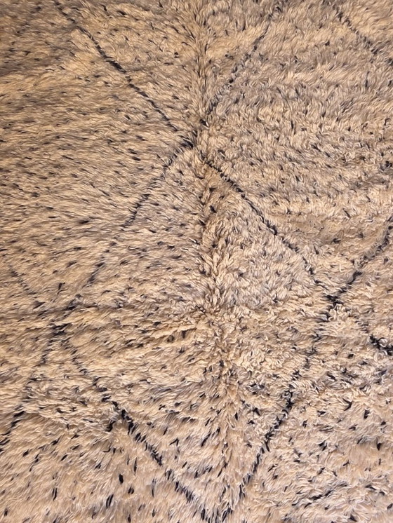 Image 1 of Tapis Beni Ourain à poils longs et à pois, 220 x 164 cm