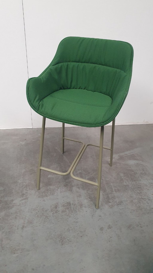 Sgabello da bar di design alto MDD Baltic Soft Duo in tessuto plissettato verde