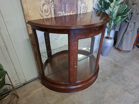 Image 1 of Grote klassieke italiaans halfronde lage vitrinekast, servieskast, whiskeybar wijncabinet afm. 119x51cm en 101cm hoog.