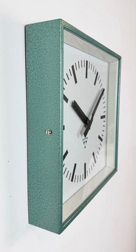 Horloge murale carrée industrielle verte de Pragotron, années 1970 – Pendules, Glass, Iron (photo 5 of 16)