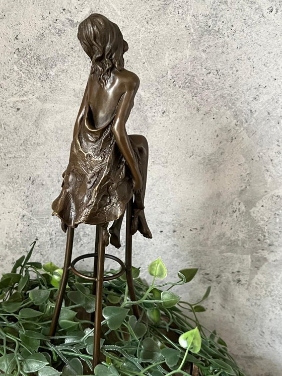 Image 1 of Bronzestatue einer Dame auf einem Stuhl