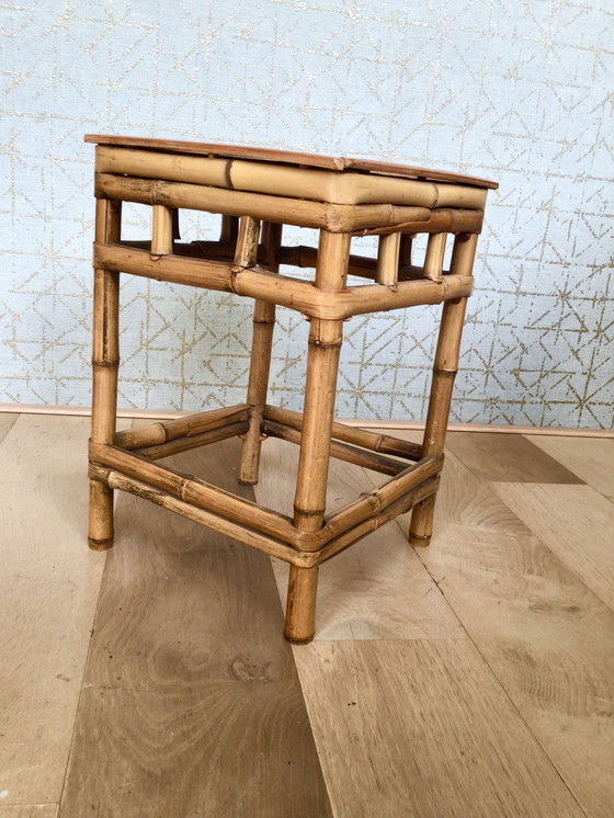 Image 1 of Conjunto de 2 mesas auxiliares de ratán de mediados del siglo XX.