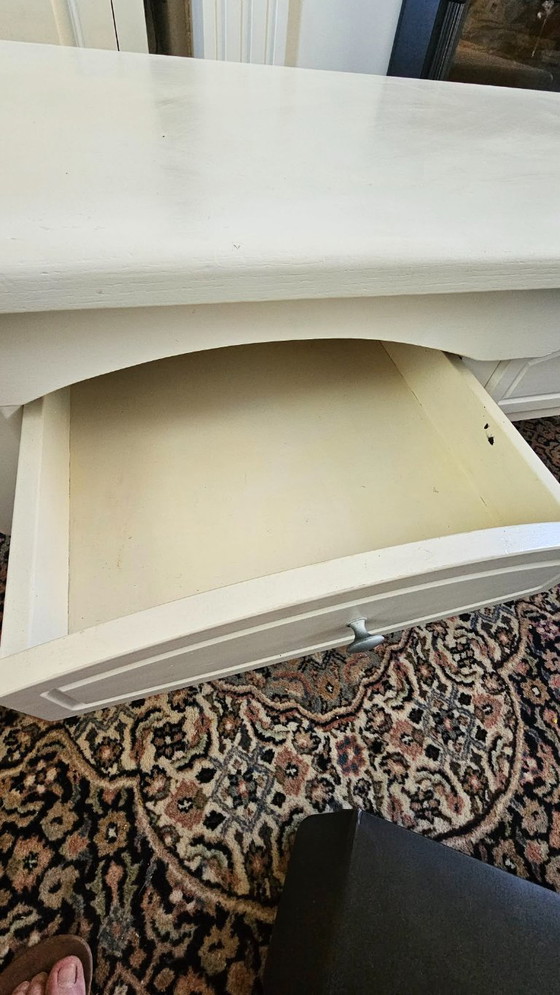 Image 1 of Robuster weißer Couchtisch aus Holz (Massivkiefer)