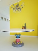 Mesa de comedor redonda (sin sillas) fabricada en Hi-macs y metal.