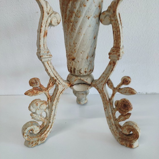 Klassieke (Antieke) Typisch Franse Gietijzeren Tuinvaas / Kelkvaas Op Driepoot – Vintage Brocante (photo 6 of 8)