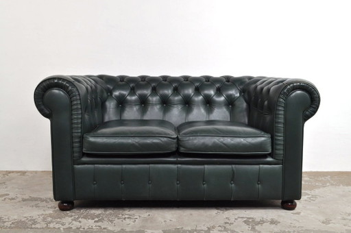 Sofá Chesterfield de dos plazas de época