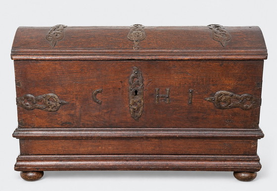 Image 1 of Baule/cassapanca antico in rovere con coperchio arcuato - XVII/inizio XVIII secolo