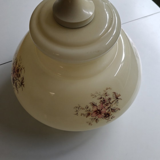 Image 1 of Suspension vintage en verre opalin à motif floral, style cottage des années 1970