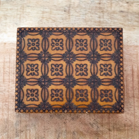 Image 1 of Boîte en bois de style art populaire polonais, à motifs floraux et de cœurs