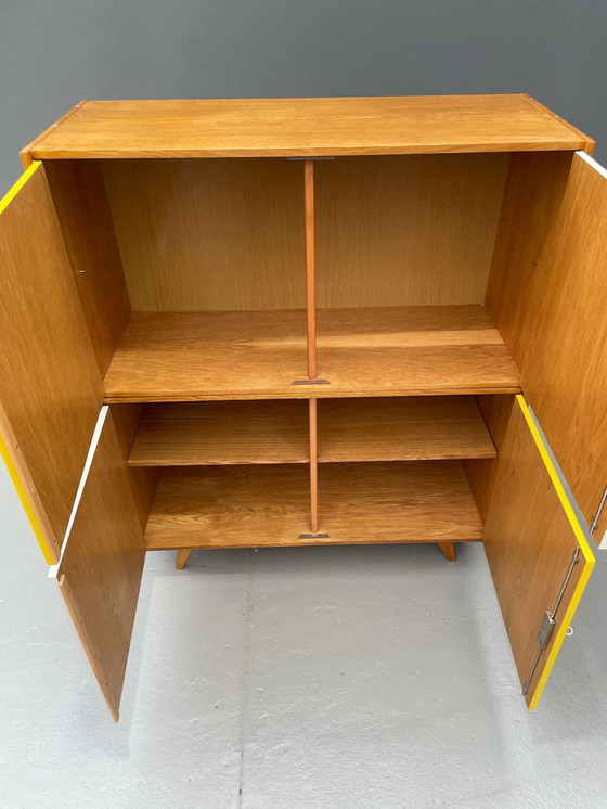 Image 1 of Armoire U-450 en placage de chêne, variante jaune et blanche, Jiří Jiroutek pour Interiér Praha, années 1960