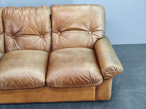 Image 1 of Arcon Italia driezitsbank uit de jaren 70, bekleed met cognacbruin buffelleer.