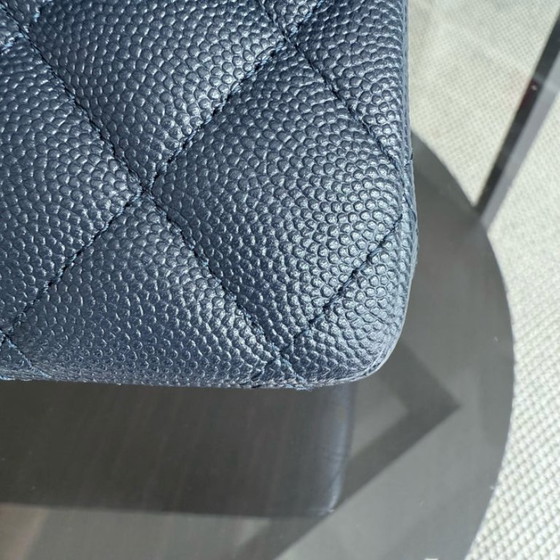 Image 1 of Borsa Chanel Classic Flap Medium - Caviar 25CM trapuntata blu scuro, finiture oro chiaro, serie 26