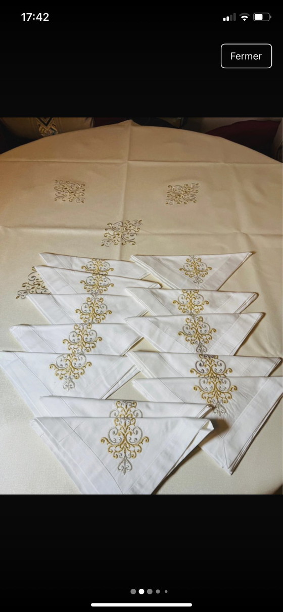 Image 1 of Prestige Tafelset – Groot smaragdgroen tafelkleed + 12 servetten met gouden borduurwerk