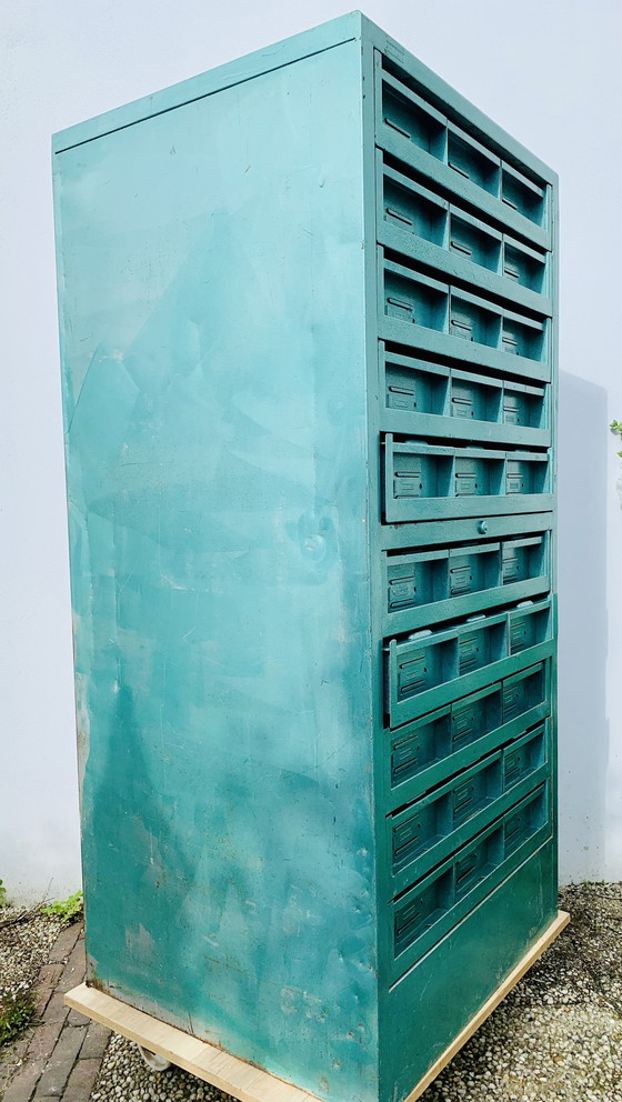 Image 1 of Vintage Staalmeubel kast – Ziekenfonds girokaarten, industrieel erfgoed