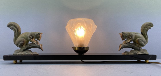 Image 1 of Art Deco Tafellamp | Vintage Marmeren Lamp Met Eekhoorns | Antieke Franse Beeldlamp | 1920s Dierenlamp