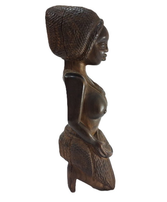 Image 1 of Estatuilla africana de madera antigua de una mujer