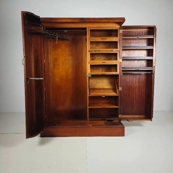 Kompakter Herrenkleiderschrank im englischen Art-Deco-Stil aus hellem Wurzelnussholz – Kleiderschränke, Wood (photo 6 of 17)