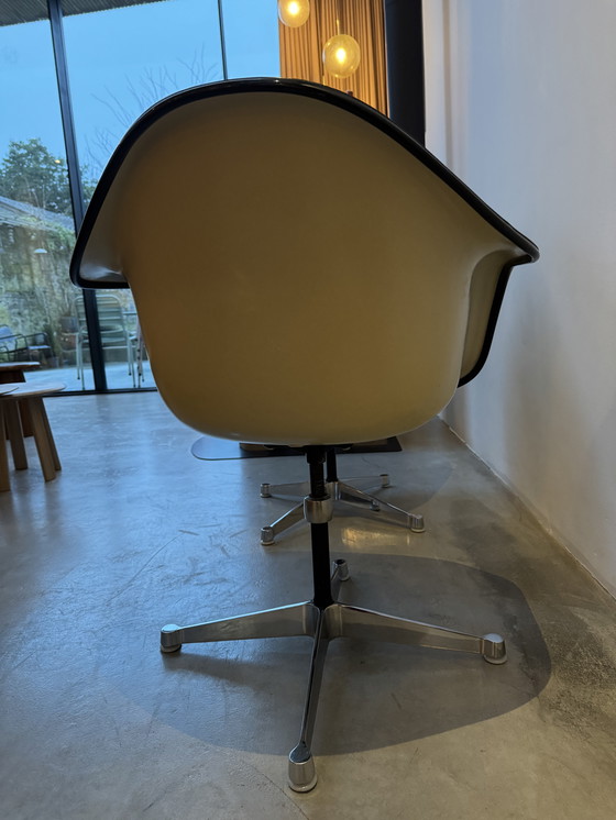 Image 1 of 2 sedie a secchiello Eames Herman Miller