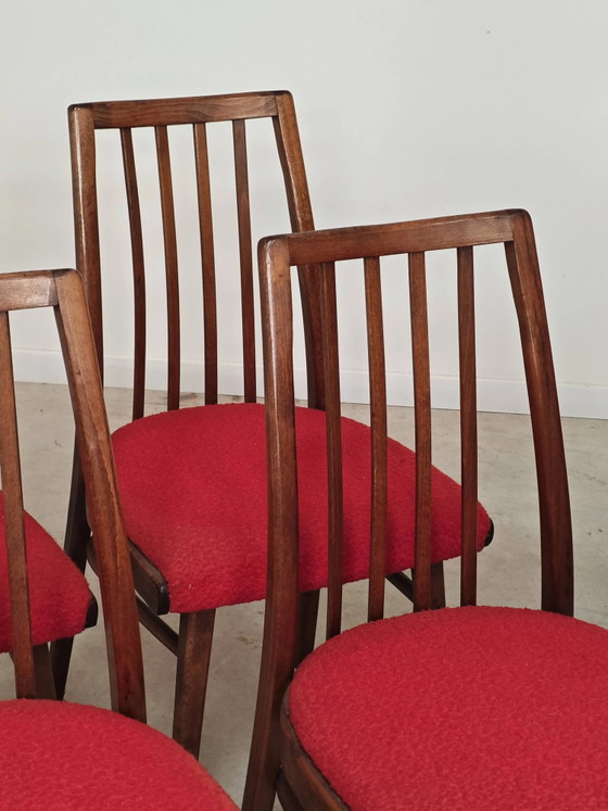Juego de 4 sillas de comedor rojas de Antonin Suman para Interier Praha. – Wood, Mid Century Modern (photo 2 of 14)