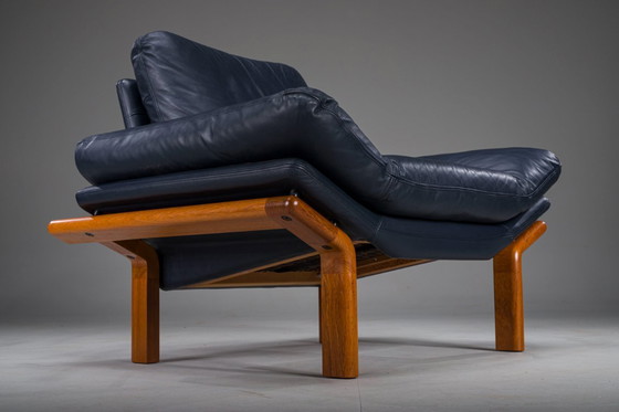 Image 1 of Poltrona danese in teak e pelle blu navy di Komfort, anni '70