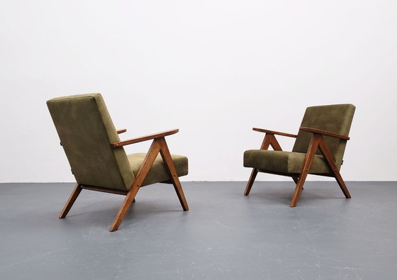 Image 1 of Juego de dos sillones de estilo de mediados de siglo, modelo B 310 Var, en terciopelo verde oliva.