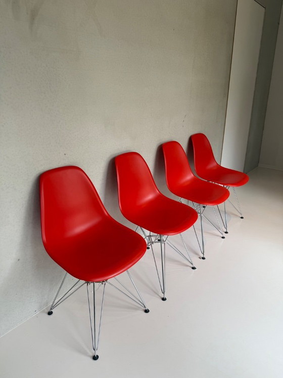 Image 1 of 4x Sillas laterales de plástico Eames DSR VITRA