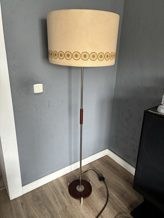 Lampada da terra Hillebrand con paralume a tamburo in tessuto, anni '60, Lampade da terra, Metallo, Beige (foto 2 di 8)