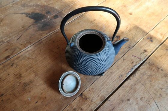 Image 1 of Teiera vintage in ghisa con decorazione a rilievo, stile giapponese Tetsubin, con sottopentola - 2C31