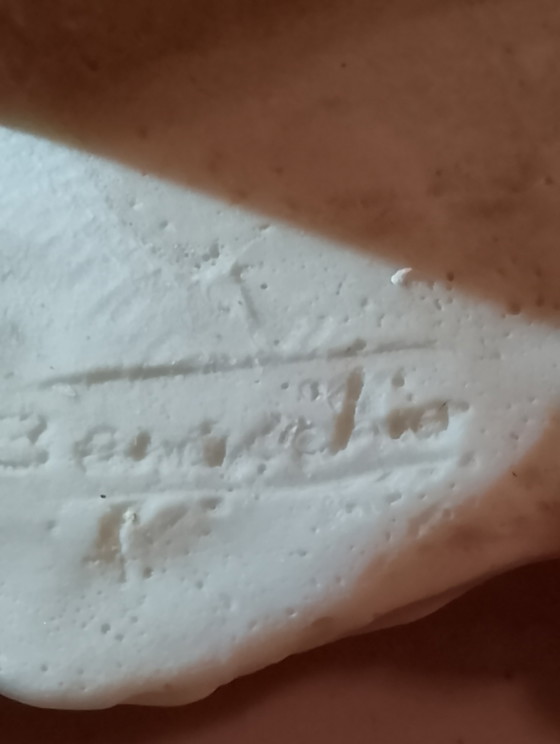 Image 1 of Beeldje van biscuitporselein, "De Les" van LG Benaccchio, drieluik, gesigneerd logo, uitstekende staat.