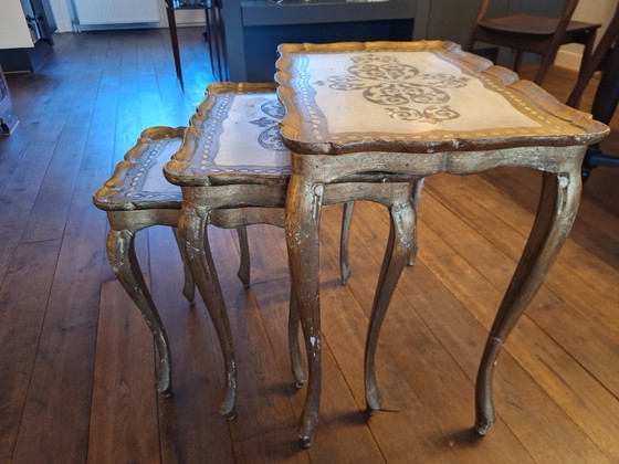 Image 1 of Vintage Florentijnse bijzettafels set van 3 goud en crème Italiaans Hollywood Regency-meubilair