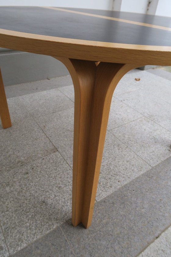 Image 1 of ronde eettafel van Rud Thygesen en Johnny Sorensen voor Magnus Olesen