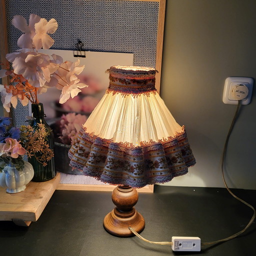 Lámpara de mesa vintage con pata de madera, 40 cm de alto, pequeño desperfecto en la pantalla.