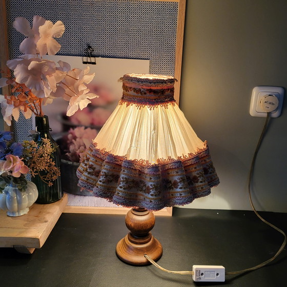 Image 1 of Lampada da tavolo vintage con gamba in legno, alta 40 cm, piccolo danno al paralume