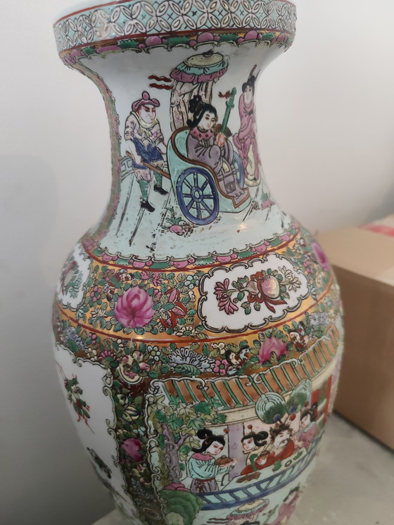 Image 1 of Chinese Republic-era vase (1915–1935) – Guangxu mark – Hzü enamel – Hand-painted Famille Rose – Art Deco