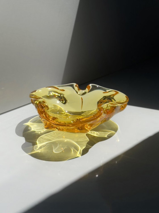 Image 1 of Cendrier bohème vintage en verre jaune à zircon cubique, style milieu du siècle