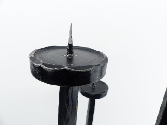 Grande lampadario brutalista a treppiede in ferro battuto martellato – Europa, circa 1960 – Portacandele (photo 6 of 10)
