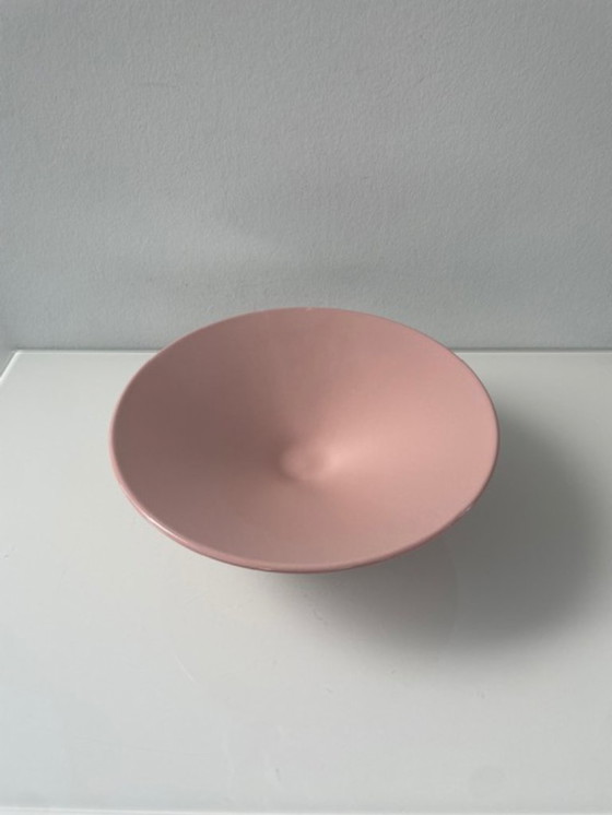 Image 1 of Cuenco moderno de cerámica rosa pastel con pie de 25 cm