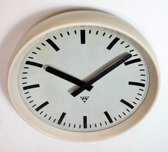 Image 1 of Große industrielle Bakelit-Fabrikwanduhr von Pragotron, 1960er Jahre