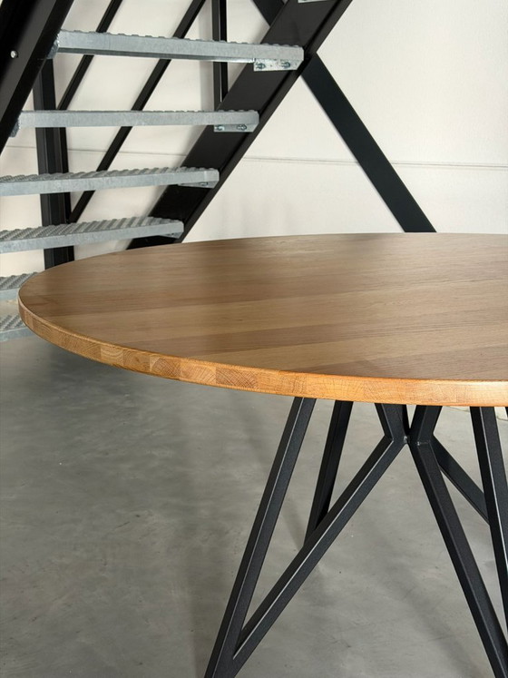 Studio Henk Butterfly table à manger ronde - chêne 140 cm – Tables basses, polished steel, Bois (photo 4 of 6)