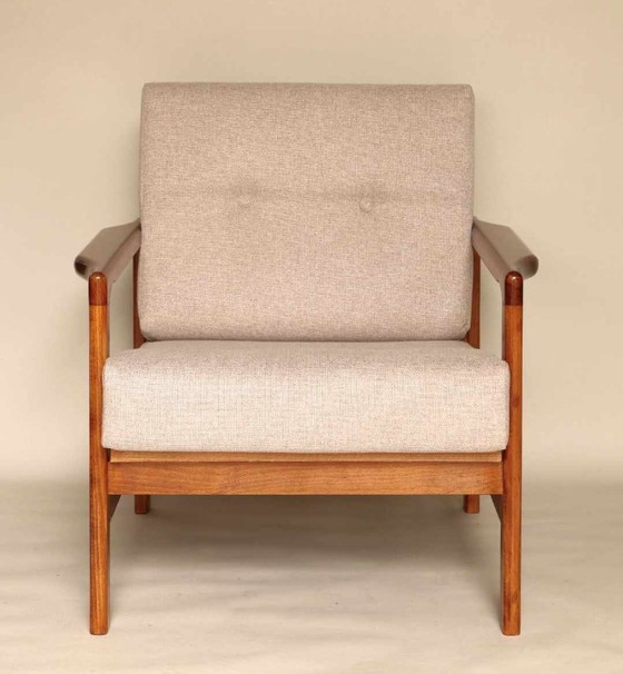 Image 1 of Poltrona vintage con rivestimento beige, design scandinavo.