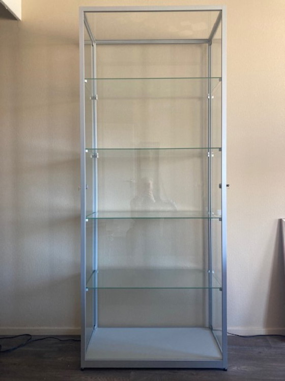 Image 1 of Sleek vitrine cabinet. 