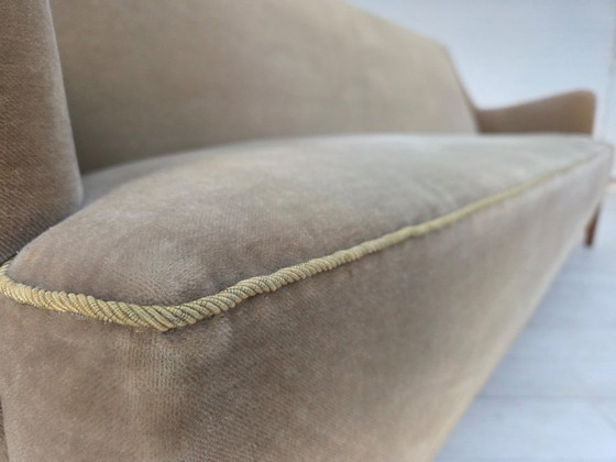 Image 1 of Divano danese a 4 posti, anni '60, in velluto verde chiaro originale.