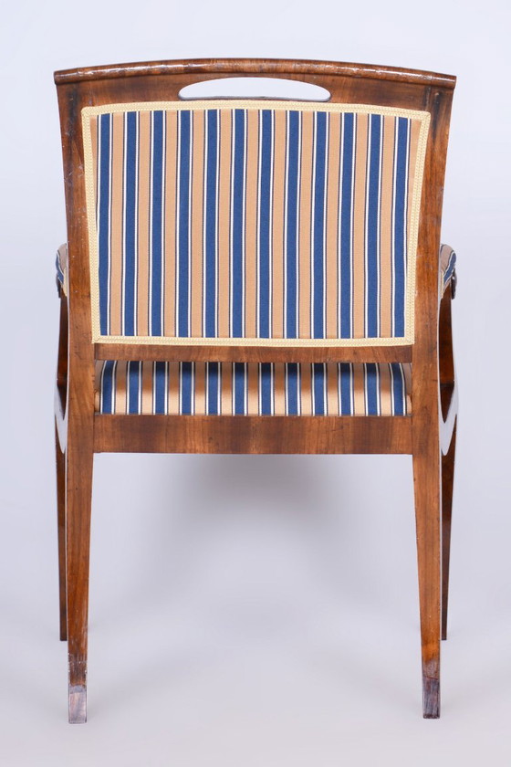 Gerestaureerde Biedermeier fauteuil, walnootfineer, sparrenhout, eikenhout, Tsjechisch, jaren 1830 – Textile (photo 4 of 11)