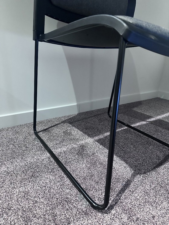 Image 1 of Schwarzer Stuhl mit grauem Sitzkissen