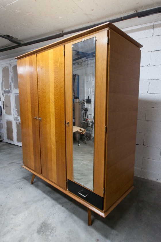 Image 1 of Französischer Kleiderschrank mit geschwungenen Beinen, 3 Türen, 1 Spiegel (27 x 130 cm) und 1 Schublade