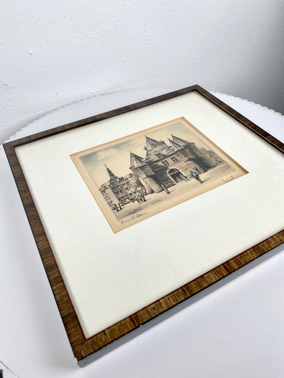 Image 1 of Petite impression d’art vintage de De Waag, Amsterdam / Nieuwmarkt dans un cadre vintage en bois - Œuvre d’art traditionnelle né