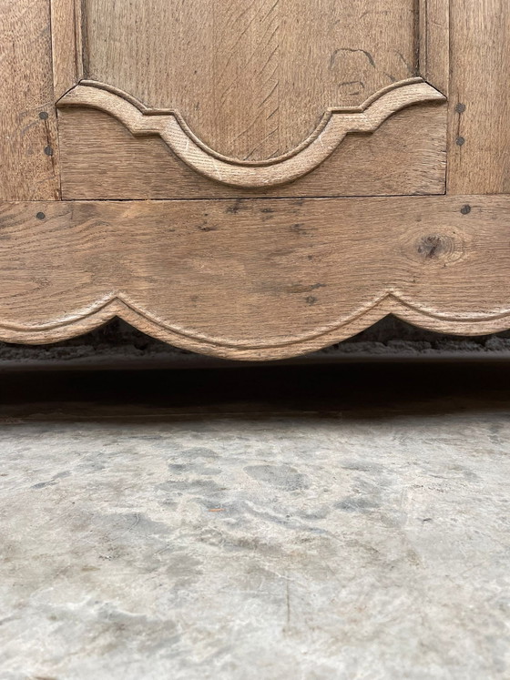 Image 1 of Credenza/buffet in stile rustico in rovere massello con intagli in legno.