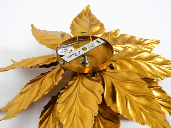 Image 1 of Rare grande lampe de plafond ou applique murale de style florentin, plaquée or, signée Hans Kögl, datant des années 1980.