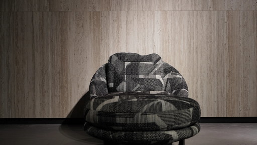 Minotti - Lido fauteuil met 93 cm onderstel en voetenbank met onderstel